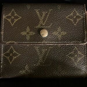 Louie Vuitton women’s wallet
No stains cleaning with leather cleaner